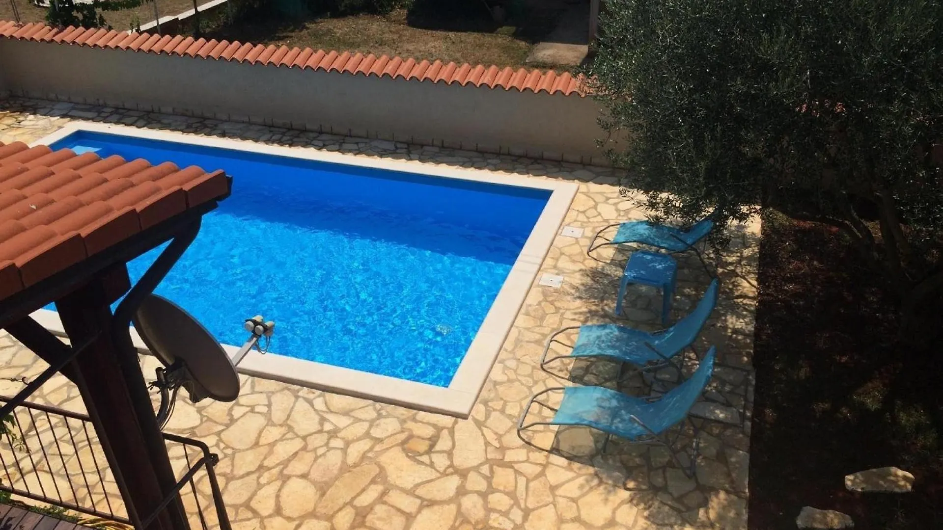 Komplette Villa Mit Zwei Appartements Karpinjan