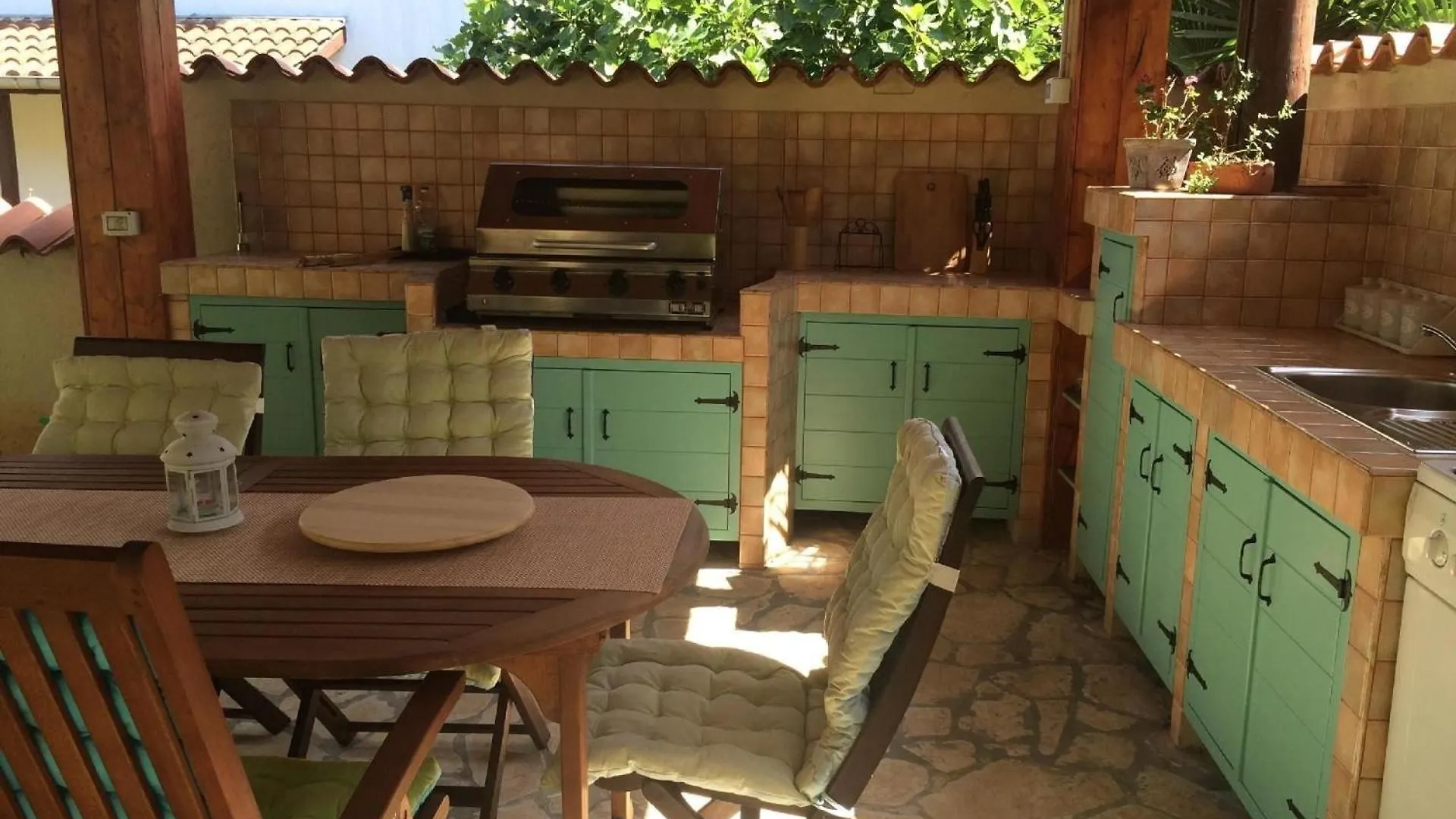 Komplette Villa Mit Zwei Appartements Karpinjan Holiday home
