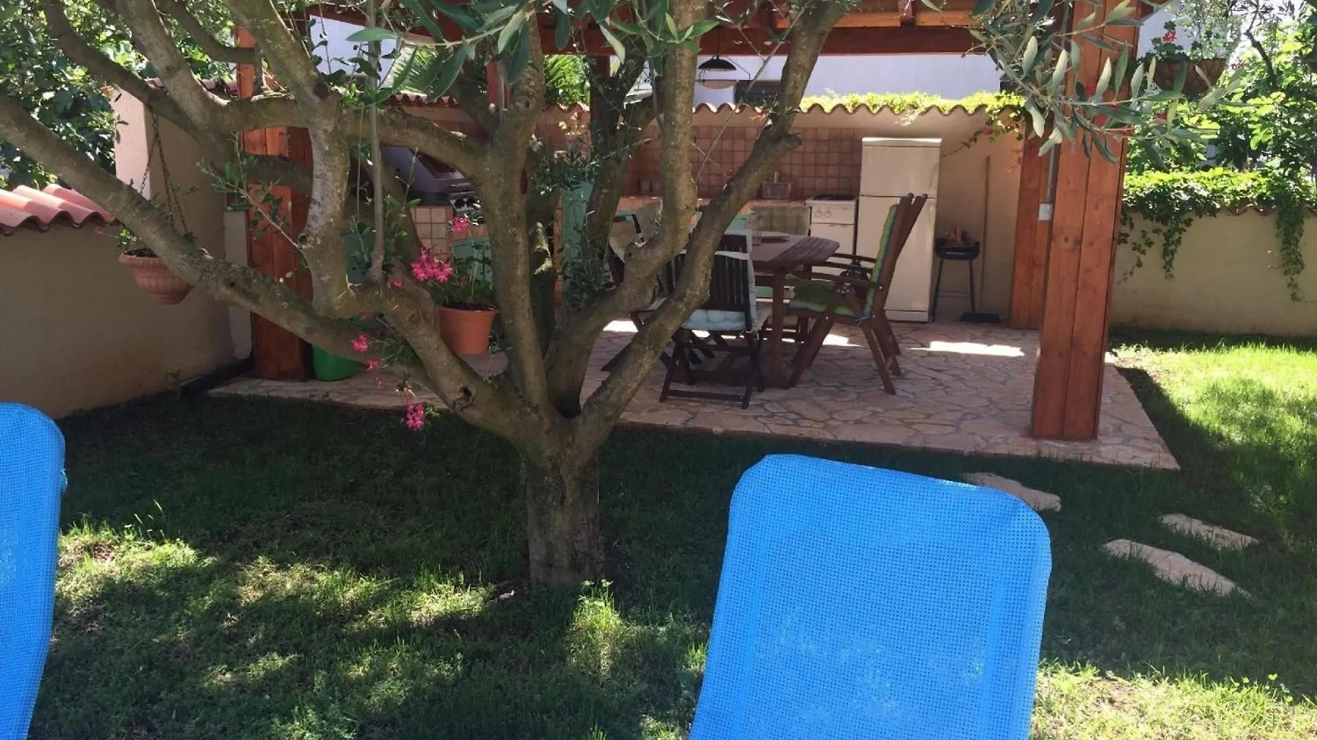 Komplette Villa Mit Zwei Appartements Karpinjan Holiday home