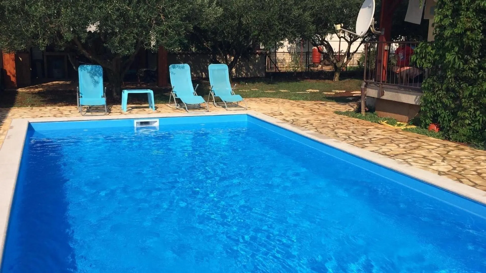 Komplette Villa Mit Zwei Appartements Karpinjan